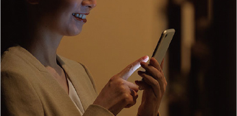 スマートフォンを扱う女性