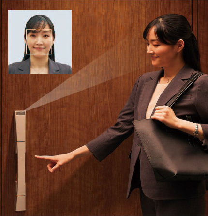 住戸玄関で女性が顔認証する様子
