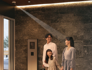 エントランスで家族が顔認証する様子